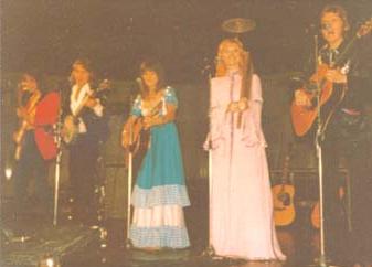 New Seekers on stage during the 1973 UK Tour. Pictured Left to right: Paul Layton, Marty Kristian, Eve Graham, Lyn Paul and Peter Doyle